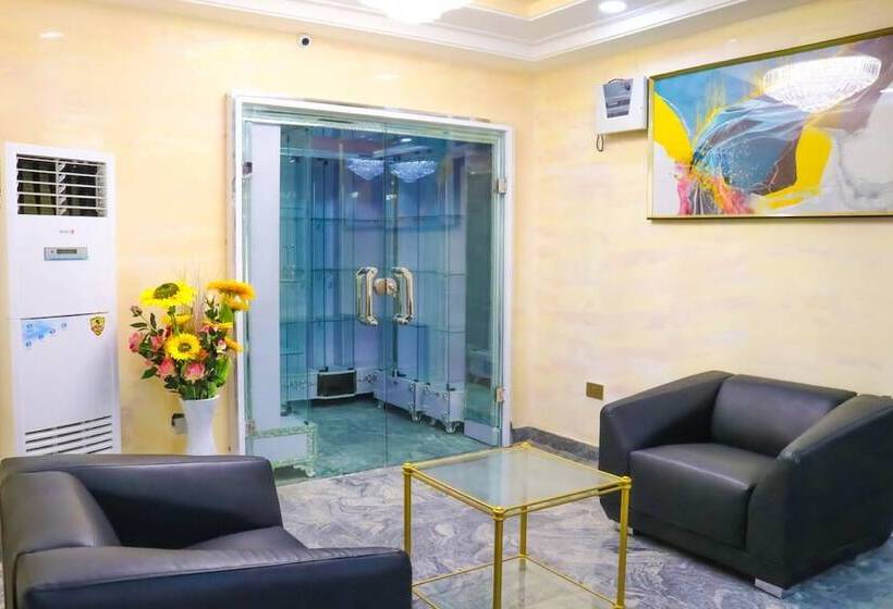 هتل Madaki S Executive Suites