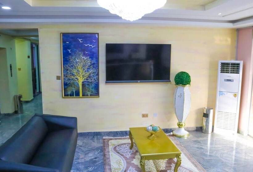 هتل Madaki S Executive Suites