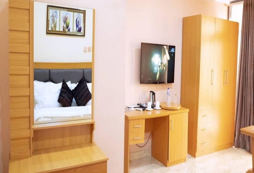 هتل Madaki S Executive Suites