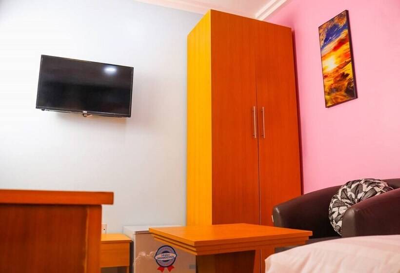 هتل Madaki S Executive Suites