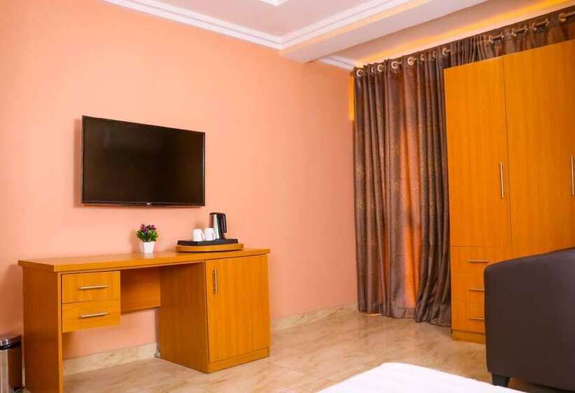 هتل Madaki S Executive Suites