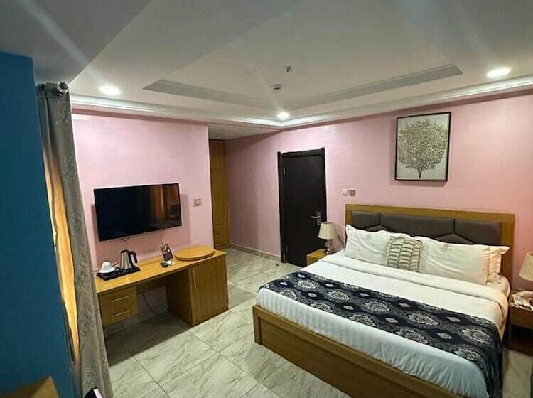 هتل Madaki S Executive Suites