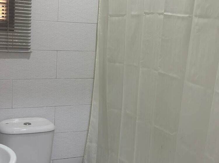 هتل Madaki S Executive Suites