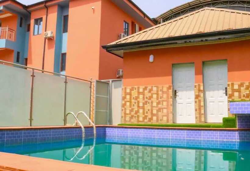 هتل Madaki S Executive Suites