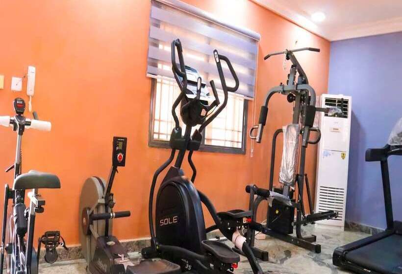 هتل Madaki S Executive Suites