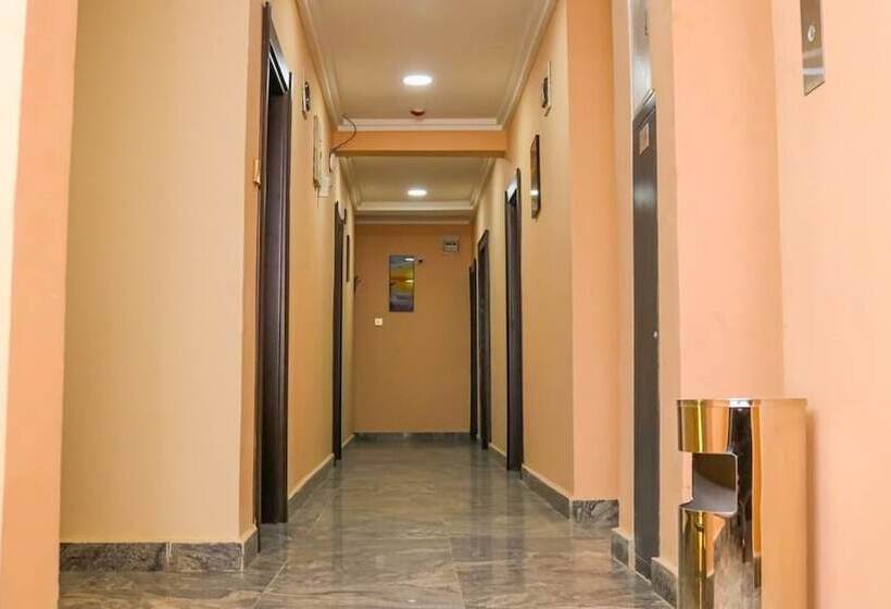 هتل Madaki S Executive Suites