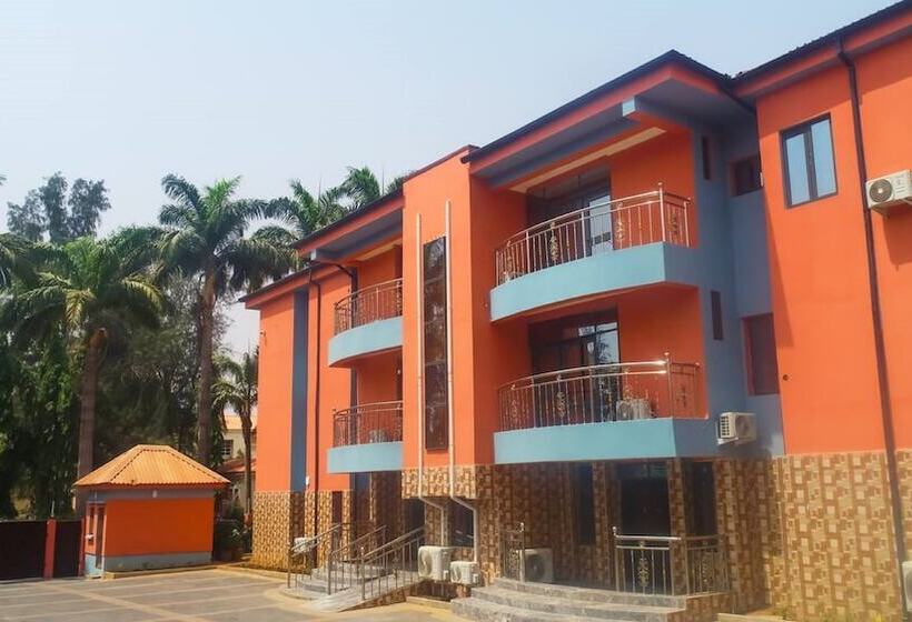 هتل Madaki S Executive Suites