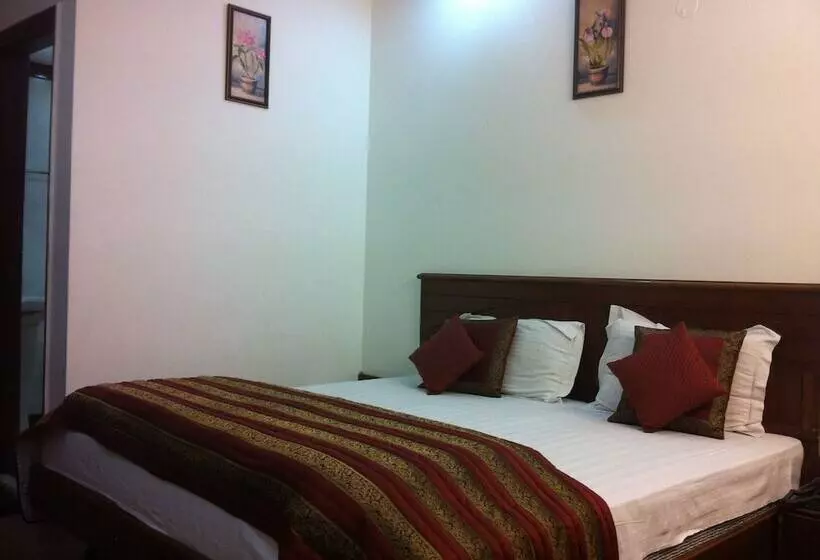 هتل Chanchal Deluxe