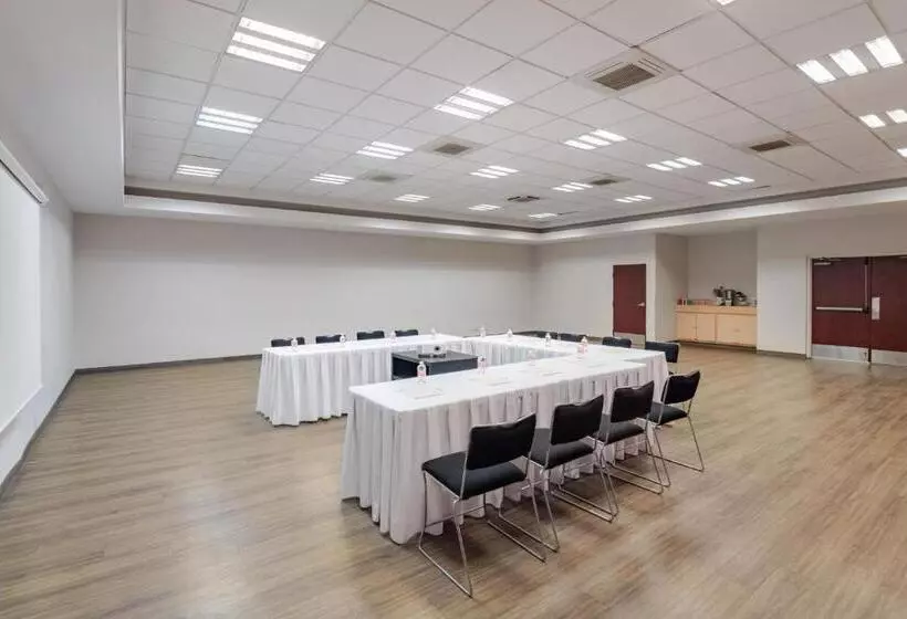 Отель City Express By Marriott Silao Aeropuerto