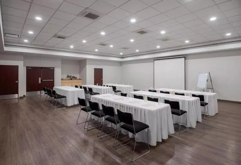 Отель City Express By Marriott Silao Aeropuerto