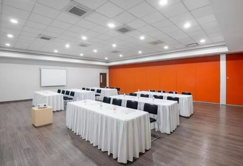 Отель City Express By Marriott Silao Aeropuerto