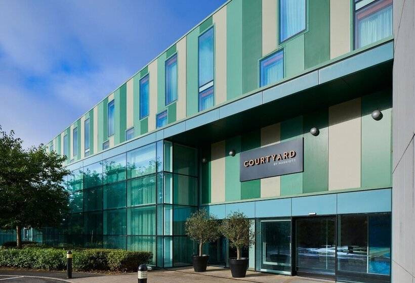 فندق Courtyard By Marriott London Gatwick Airport