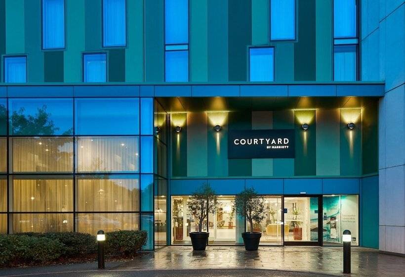 فندق Courtyard By Marriott London Gatwick Airport