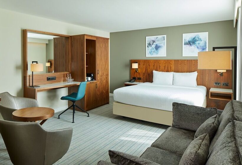 فندق Courtyard By Marriott London Gatwick Airport