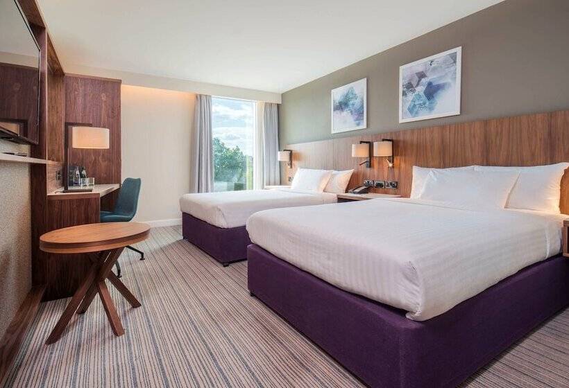 فندق Courtyard By Marriott London Gatwick Airport