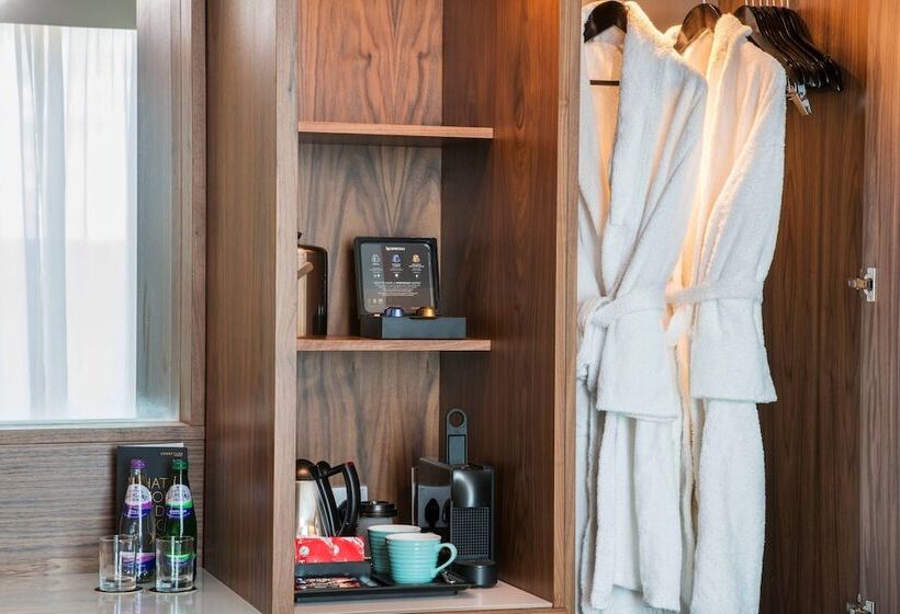 فندق Courtyard By Marriott London Gatwick Airport