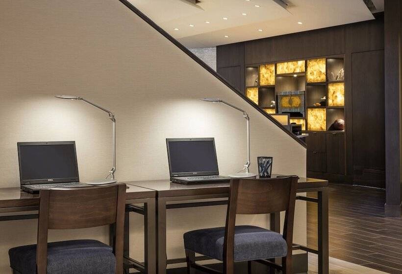 هتل Four Points By Sheraton Norwood Conference Center