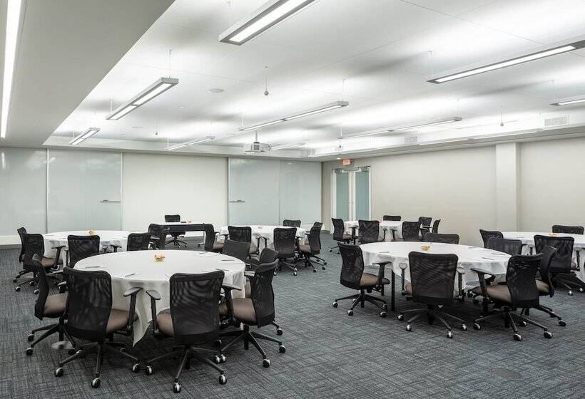 هتل Four Points By Sheraton Norwood Conference Center