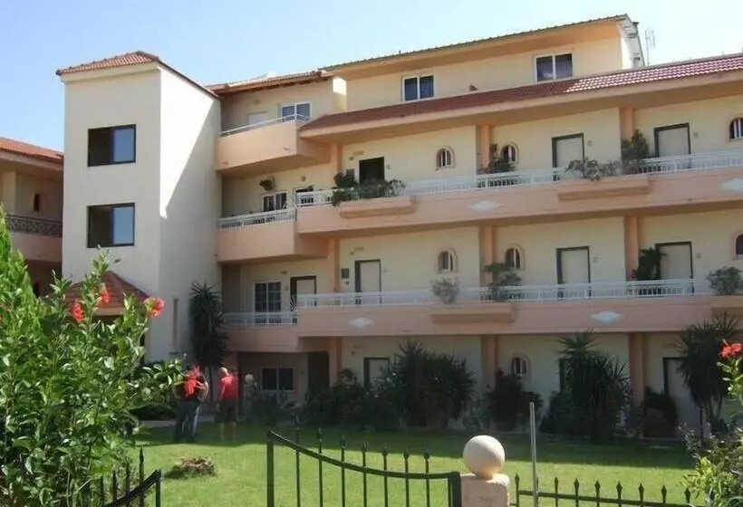 Lyristis Dinos Studios & Apartments