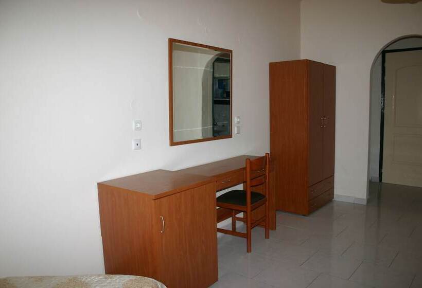 Lyristis Dinos Studios & Apartments