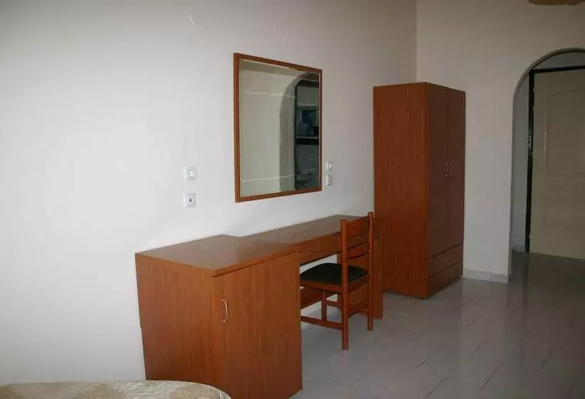 Lyristis Dinos Studios & Apartments