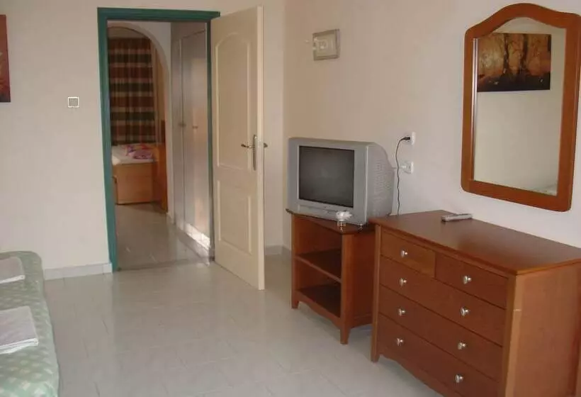 Lyristis Dinos Studios & Apartments