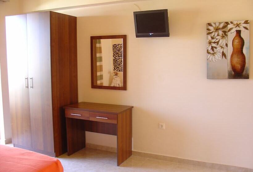 Lyristis Dinos Studios & Apartments