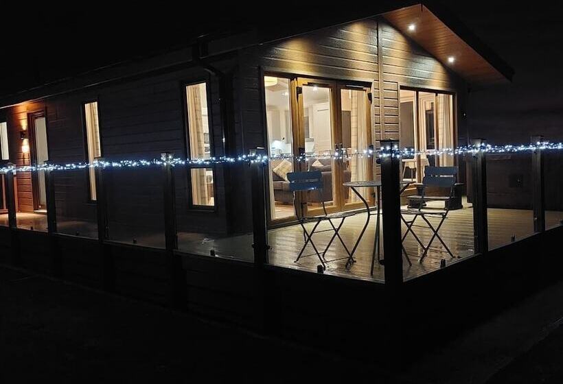 Luxury Family Beechwood Lodge With Hot Tub