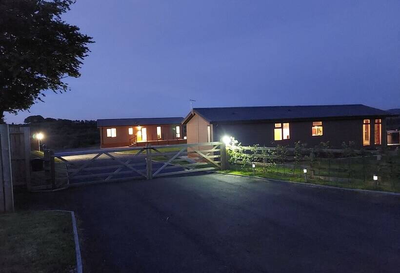 Luxury Family Beechwood Lodge With Hot Tub