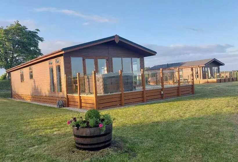 Luxury Family Beechwood Lodge With Hot Tub