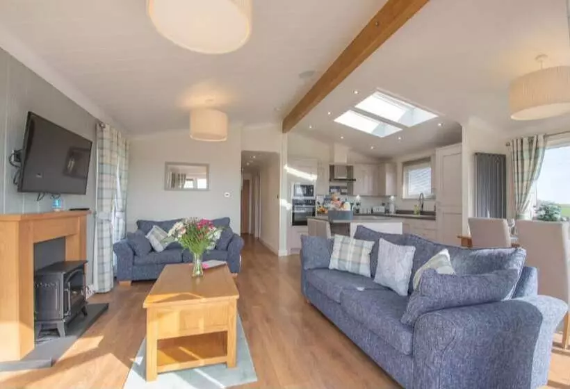 Luxury Family Beechwood Lodge With Hot Tub