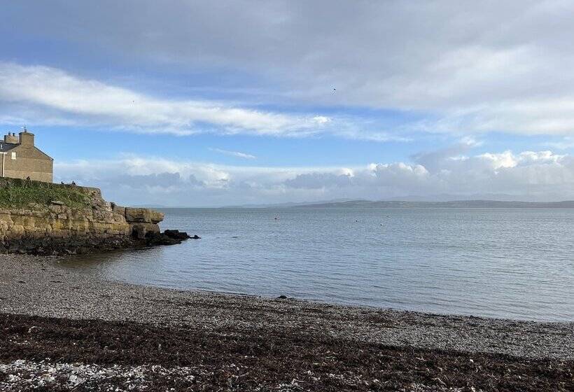 3 Bedroom Bungalow Moelfre  Private Garden,parking