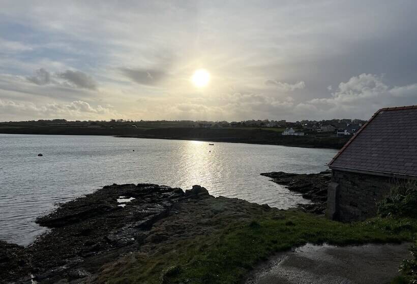 3 Bedroom Bungalow Moelfre  Private Garden,parking