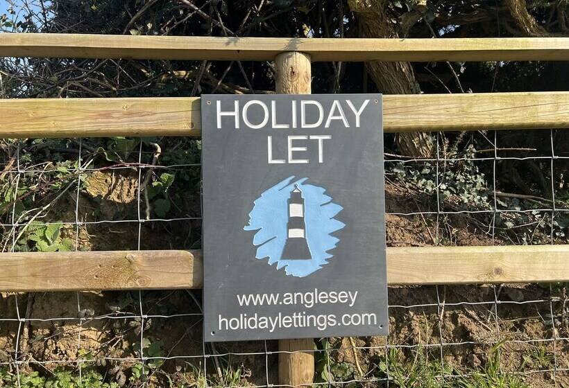 3 Bedroom Bungalow Moelfre  Private Garden,parking