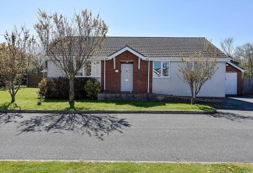 3 Bedroom Bungalow Moelfre  Private Garden,parking