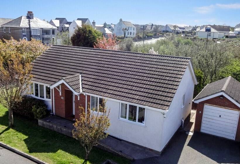 3 Bedroom Bungalow Moelfre  Private Garden,parking