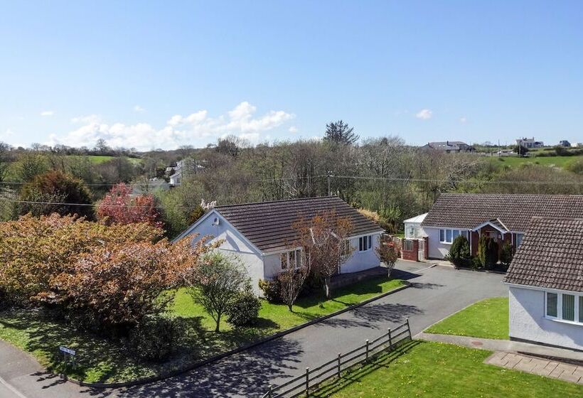 3 Bedroom Bungalow Moelfre  Private Garden,parking