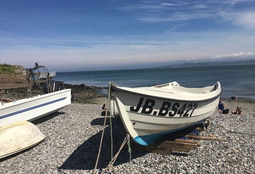 3 Bedroom Bungalow Moelfre  Private Garden,parking