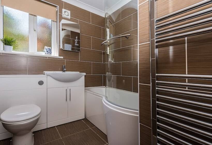 3 Bedroom Bungalow Moelfre  Private Garden,parking