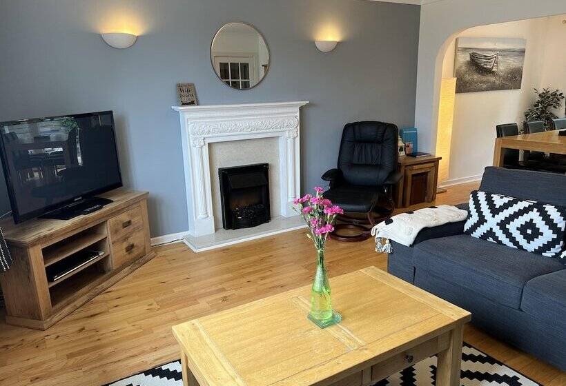 3 Bedroom Bungalow Moelfre  Private Garden,parking