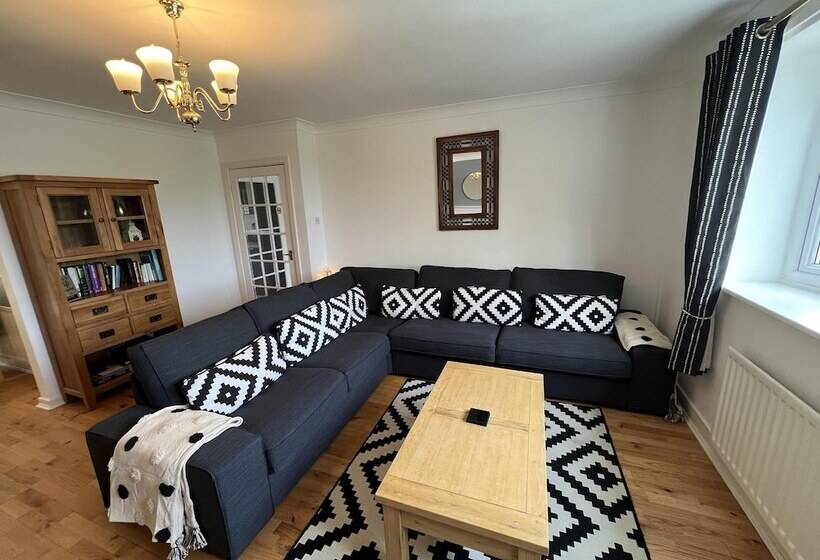 3 Bedroom Bungalow Moelfre  Private Garden,parking