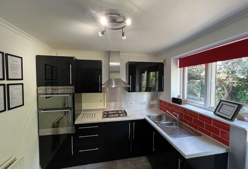 3 Bedroom Bungalow Moelfre  Private Garden,parking