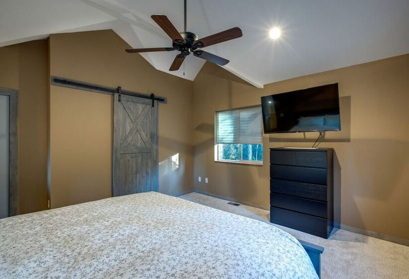 Mt Baker Lodging Cabin 2  Sleeps 8