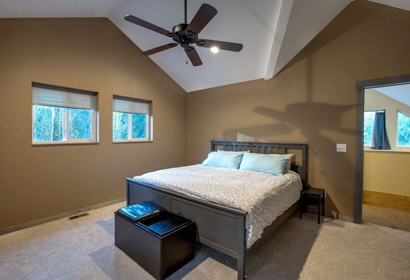 Mt Baker Lodging Cabin 2  Sleeps 8