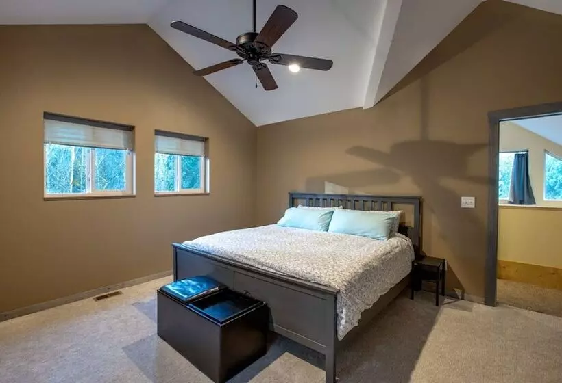Mt Baker Lodging Cabin 2  Sleeps 8