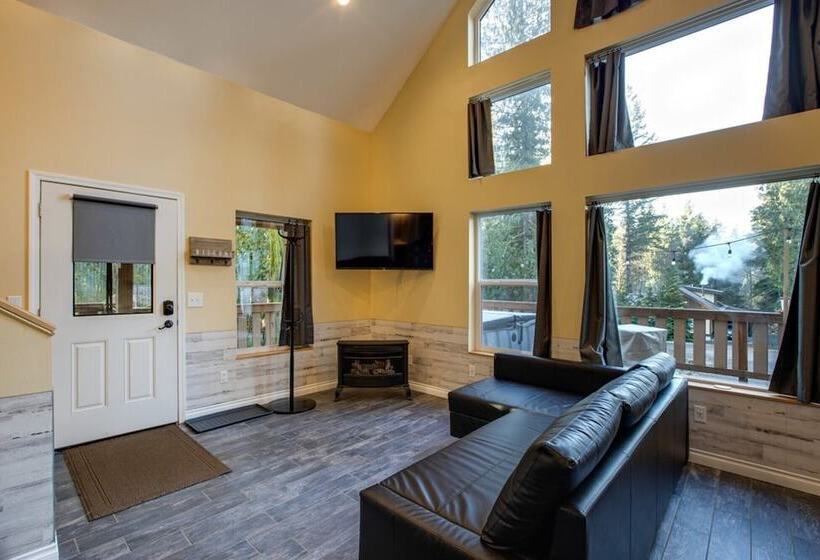 Mt Baker Lodging Cabin 2  Sleeps 8