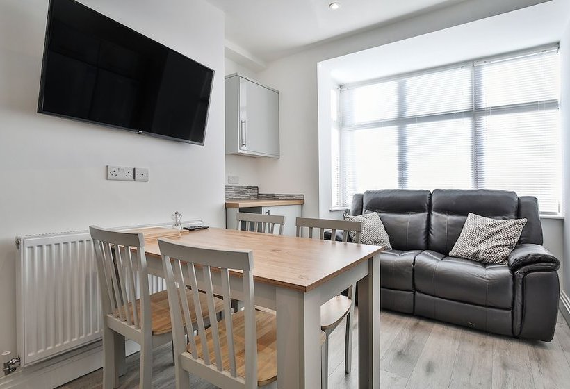 بنسيون Wheatley View By Vizzzitus