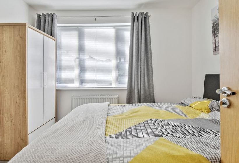 بنسيون Wheatley View By Vizzzitus