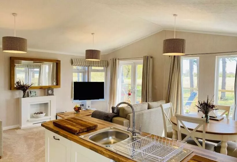 Lomakeskus Hollicarrs   Wildflower Lodge