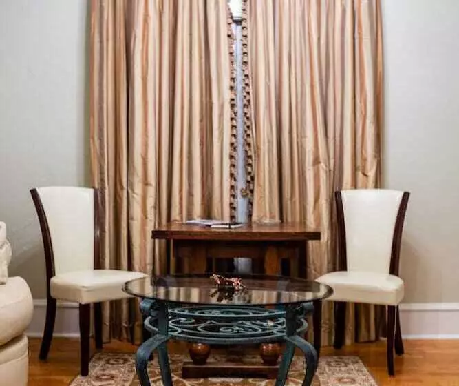 Aamiaismajoitus (B&B) Decatur Courthouse Suites